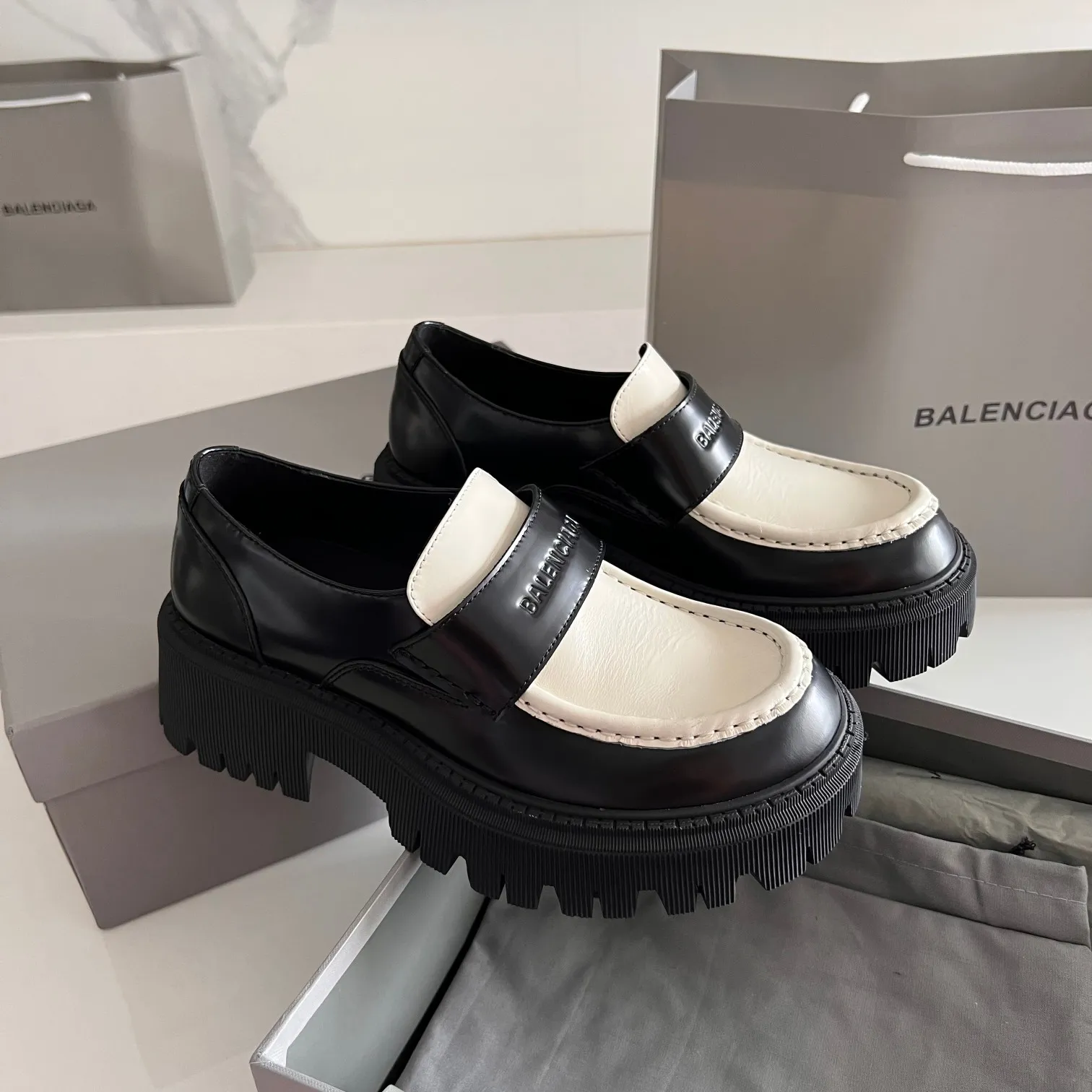 👟👟Ex-factory price 600👟👟 BALENCIAGA# Balenciaga's new big-toe derby shoes TRACTOR big-toe derby shoes loafers👞 Original medium-gloss open-edge beaded cowhide. Restrained and stylish. Matched with the brand logo on the shoe cover. The rhythm of closing your eyes. The lining and feet are made of black silk cowhide. The texture is soft and delicate. The gear-shaped rubber outsole is 5cm higher. Size: 35-40 (customization of 40 pieces is not returnable)